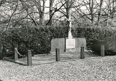 850875 Afbeelding van het gemeenschappelijke franciscanengraf op de RK begraafplaats aan de Hogewal in Woerden.N.B. De ...